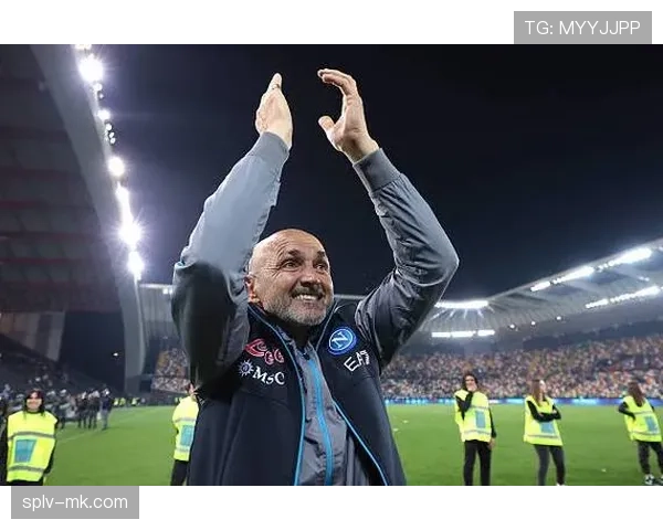 波利塔诺小角度破门瞬间，那不勒斯球迷疯狂庆祝